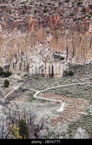 NM00638-00...NEW MEXICO - Blick auf die Talushäuser Klippenhäuser und die Tyonyi vom Frijoles Rim Trail im Bandelier National Monument. Stockfoto