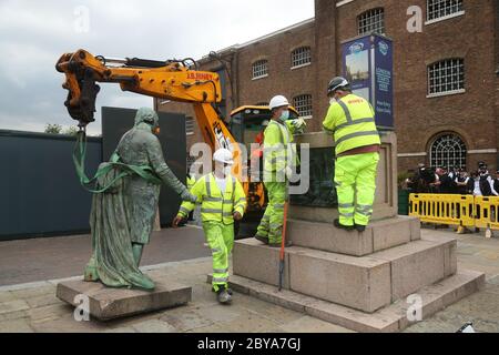 Arbeiter bereiten sich darauf vor, eine Statue des Sklavenbesitzers Robert Milligan am West India Quay, East London, abzubauen, während die Labour Councils in ganz England und Wales beginnen, Denkmäler und Statuen in ihren Städten zu überprüfen. Nach einem Protest wurden in Bristol die Statue eines Sklavenhändlers von Anti-Rassismus-Aktivisten niedergerissen. Stockfoto