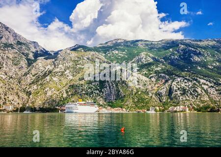 Tourist White Cruise Sea Liner ist Segeln auf dem Berg Hintergrund Stockfoto