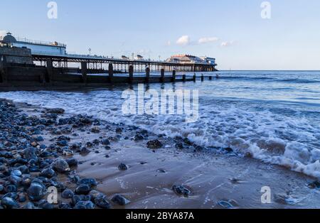 Wellen umrunden den Strand bei Cromer an der Nordnorfolk Küste, gesehen im November 2014. Stockfoto