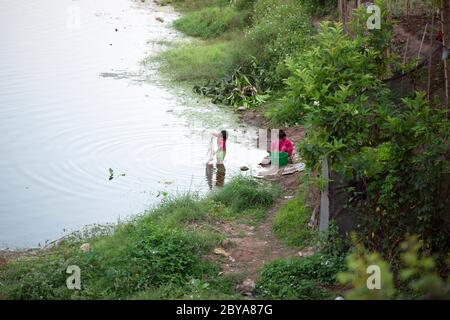 Zwei junge Mädchen waschen im lokalen Fluss in der kleinen Stadt Luang Namtha im Norden von Laos. Stockfoto