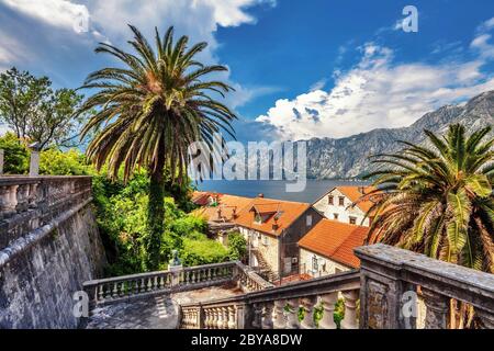 Blick auf eine kleine Stadt am Meer Stockfoto