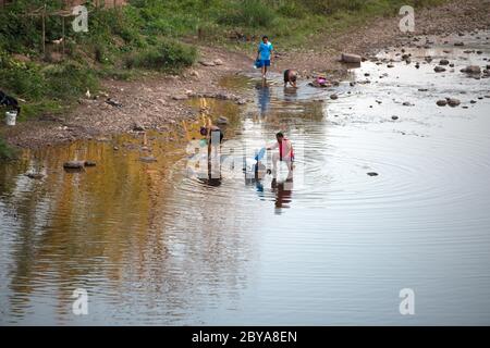 Einheimische waschen im lokalen Fluss in der kleinen Stadt Luang Namtha im Norden von Laos. Stockfoto