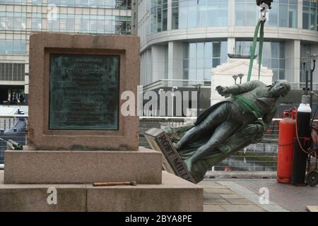 Arbeiter bereiten sich darauf vor, eine Statue des Sklavenbesitzers Robert Milligan am West India Quay, East London, abzubauen, während die Labour Councils in ganz England und Wales beginnen, Denkmäler und Statuen in ihren Städten zu überprüfen. Nach einem Protest wurden in Bristol die Statue eines Sklavenhändlers von Anti-Rassismus-Aktivisten niedergerissen. Stockfoto