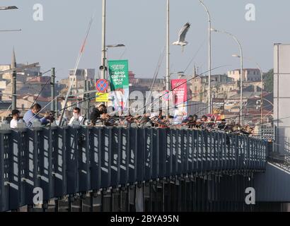 Istanbul, Türkei. Juni 2020. Am 9. Juni 2020 wird auf der Galata-Brücke in Istanbul, Türkei, gefischt. Die alte Brücke im historischen Herzen der größten türkischen Stadt Istanbul am Dienstag ist voller Angler und wirft Bedenken der türkischen Regierung und der lokalen Behörden über die Verbreitung von COVID-19 auf. Nachdem die Regierung letzte Woche die COVID-19-Beschränkungen gelockert hatte, strömten täglich mehr als 500 Fischer zur Galata-Brücke, einem Hotspot-Angelort im europäischen Teil der Stadt, die das Goldene Horn überspannt. Kredit: Osman Orsal/Xinhua/Alamy Live News Stockfoto