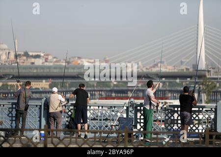 Istanbul, Türkei. Juni 2020. Am 9. Juni 2020 wird auf der Galata-Brücke in Istanbul, Türkei, gefischt. Die alte Brücke im historischen Herzen der größten türkischen Stadt Istanbul am Dienstag ist voller Angler und wirft Bedenken der türkischen Regierung und der lokalen Behörden über die Verbreitung von COVID-19 auf. Nachdem die Regierung letzte Woche die COVID-19-Beschränkungen gelockert hatte, strömten täglich mehr als 500 Fischer zur Galata-Brücke, einem Hotspot-Angelort im europäischen Teil der Stadt, die das Goldene Horn überspannt. Kredit: Osman Orsal/Xinhua/Alamy Live News Stockfoto