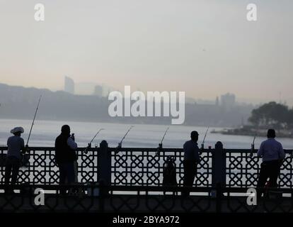 Istanbul, Türkei. Juni 2020. Am 9. Juni 2020 wird auf der Galata-Brücke in Istanbul, Türkei, gefischt. Die alte Brücke im historischen Herzen der größten türkischen Stadt Istanbul am Dienstag ist voller Angler und wirft Bedenken der türkischen Regierung und der lokalen Behörden über die Verbreitung von COVID-19 auf. Nachdem die Regierung letzte Woche die COVID-19-Beschränkungen gelockert hatte, strömten täglich mehr als 500 Fischer zur Galata-Brücke, einem Hotspot-Angelort im europäischen Teil der Stadt, die das Goldene Horn überspannt. Kredit: Osman Orsal/Xinhua/Alamy Live News Stockfoto