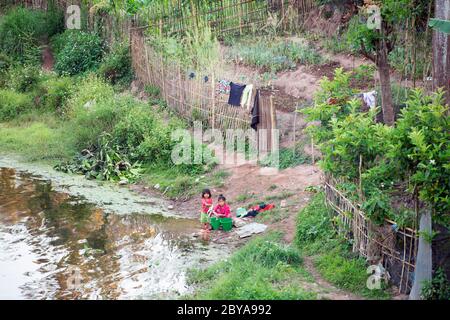 Zwei junge Mädchen waschen im lokalen Fluss in der kleinen Stadt Luang Namtha im Norden von Laos. Stockfoto