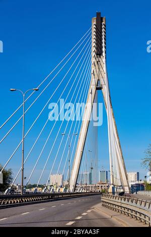 Warschau, Mazovia / Polen - 2020/05/09: Panorama-Ansicht der Swietokrzyski-Brücke - Most Swietokrzyski - mit Weichsel-Fluss mit Srodmiescie Stadtzentrum Stockfoto