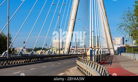 Warschau, Mazovia / Polen - 2020/05/09: Panorama-Ansicht der Swietokrzyski-Brücke - Most Swietokrzyski - mit Weichsel-Fluss mit Srodmiescie Stadtzentrum Stockfoto