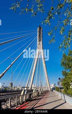 Warschau, Mazovia / Polen - 2020/05/09: Panorama-Ansicht der Swietokrzyski-Brücke - Most Swietokrzyski - mit Weichsel-Fluss mit Srodmiescie Stadtzentrum Stockfoto