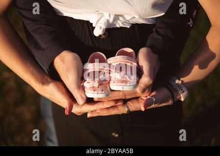 Schwangeres Paar draußen bei Sonnenuntergang. Glückliche Familie Schwangerschaft Stockfoto
