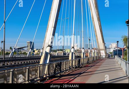 Warschau, Mazovia / Polen - 2020/05/09: Panorama-Ansicht der Swietokrzyski-Brücke - Most Swietokrzyski - mit Weichsel-Fluss mit Srodmiescie Stadtzentrum Stockfoto