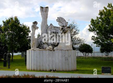 Stein geschnitzte Skulptur Denkmal des Feuers in Santander 1941 und Rekonstruktion von Jose Cobo mit einem kleinen Hund vor dem Hotel Stockfoto