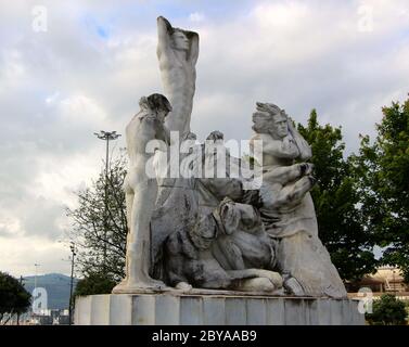 Stein geschnitzte Skulptur Denkmal für das Feuer in Santander 1941 und Rekonstruktion von Jose Cobo Stockfoto