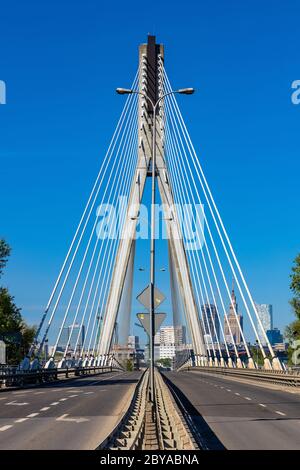 Warschau, Mazovia / Polen - 2020/05/09: Panorama-Ansicht der Swietokrzyski-Brücke - Most Swietokrzyski - mit Weichsel-Fluss mit Srodmiescie Stadtzentrum Stockfoto