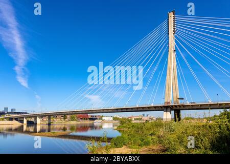 Warschau, Mazovia / Polen - 2020/05/09: Panorama-Ansicht der Swietokrzyski-Brücke - die meisten Swietokrzyski - verbindet Povisle und Praga Polnoc Bezirke Stockfoto