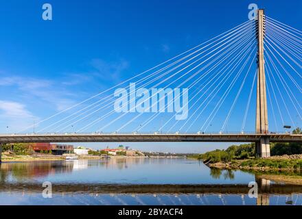 Warschau, Mazovia / Polen - 2020/05/09: Panorama-Ansicht der Swietokrzyski-Brücke - die meisten Swietokrzyski - verbindet Povisle und Praga Polnoc Bezirke Stockfoto