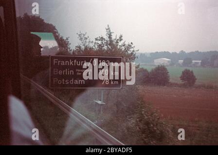 Straßenschild auf der Autobahn mit den Entfernungen nach Frankfurt (oder), Berlin und Potsdam, Oktober 1980, DDR Stockfoto