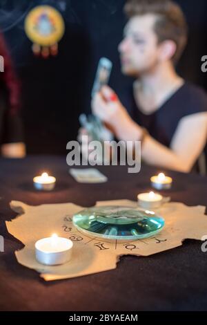 Wahrsager mit Tarot-Karten auf schwarzem Hintergrund Stockfoto