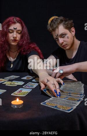 Wahrsager mit Tarot-Karten auf schwarzem Hintergrund Stockfoto