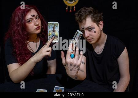 Wahrsager mit Tarot-Karten auf schwarzem Hintergrund Stockfoto