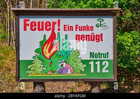 Berlin, Deutschland - 15. Mai 2020: Hinweisschild auf einem Wald in Deutschland, das auf die Gefahr von Waldbränden hinweist und offene Brände verbietet. Stockfoto