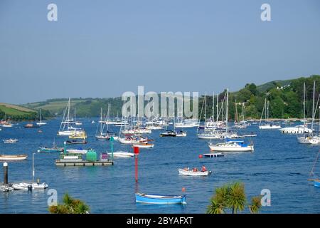 Sommerblick über den Hafen von Salcombe und die Mündung von Kingsbridge, mit Segelbooten und den grünen Hügeln von East Portlemouth unter blauem Himmel. Stockfoto
