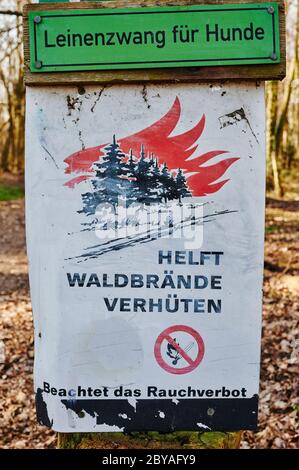 Hinweisschild auf einem Wald in Deutschland, das auf die Gefahr von Waldbränden hinweist und offene Brände verbietet. Stockfoto