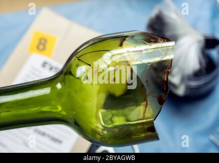 Polizei Experte erhält Blutprobe von einem zerbrochenen Flaschen in Kriminalistische Lab, konzeptionelle Bild Stockfoto