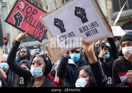 Oxford UK 9. Juni 2020 Menschen vor der Front des Oriel College fordern die Entfernung der Rhodos-Statue. Kredit: Thabo Jaiyesimi/Alamy Live News Stockfoto