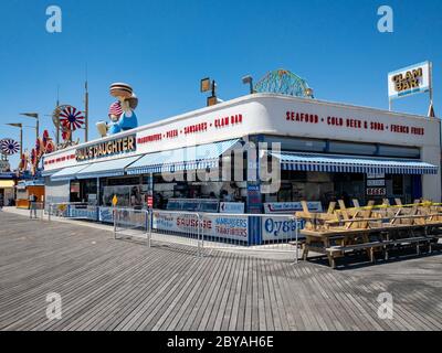 New York City - 30. Mai 2020: Paul's Daughter Restaurant auf dem Coney Island Boardwalk mit sozialer Distanz. Stockfoto