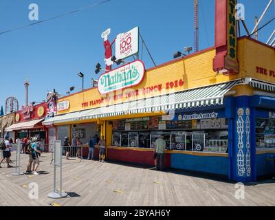 New York City - 30. Mai 2020: Nathan's Restaurant am Coney Island Boardwalk mit sozialer Distanz. Stockfoto