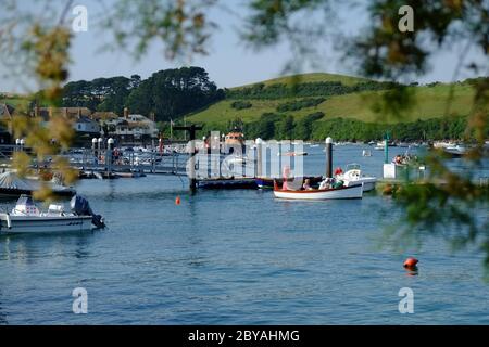 Der Normandie Pontoon in Salcombe Harbour, Devon, England, Vereinigtes Königreich an einem Sommertag. Stockfoto