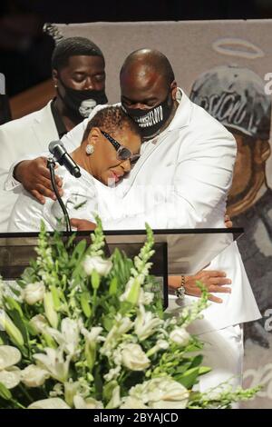 Houston, Usa. Juni 2020. Rodney Floyd umarmt seine Tante, während die Familie während der Beerdigung von Floyds Bruder George Floyd am Dienstag, 9. Juni 2020, in der Fountain of Praise Kirche in Houston spricht. Floyd starb, nachdem er von Minneapolis Polizeibeamten am 25. Mai zurückgehalten wurde. Poolfoto von Godofredo A. Vasquez/UPI Quelle: UPI/Alamy Live News Stockfoto