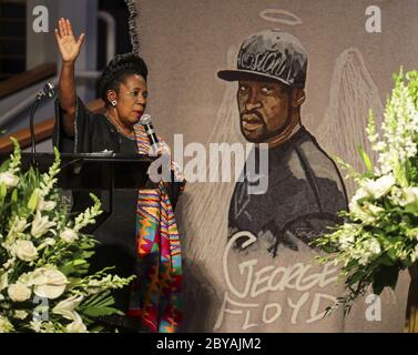 Houston, Usa. Juni 2020. Kongressabgeordnete Sheila Jackson Lee spricht während der Beerdigung für George Floyd am Dienstag, 9. Juni 2020, an der Fountain of Praise Kirche in Houston. Floyd starb, nachdem er von Minneapolis Polizeibeamten am 25. Mai zurückgehalten wurde. Poolfoto von Godofredo A. Vasquez/UPI Quelle: UPI/Alamy Live News Stockfoto