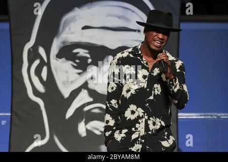 Houston, Usa. Juni 2020. Sänger Ne-Yo spielt ein Lied während der Beerdigung von George Floyd am Dienstag, 9. Juni 2020, in der Fountain of Praise Kirche in Houston. Floyd starb, nachdem er von Minneapolis Polizeibeamten am 25. Mai zurückgehalten wurde. Poolfoto von Godofredo A. Vasquez/UPI Quelle: UPI/Alamy Live News Stockfoto