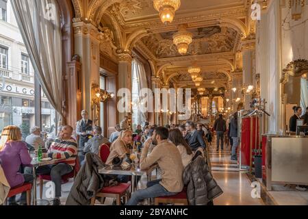 Budapest, Ungarn - Feb 09, 2020: Touristen mit Brunch in Luxus Stockfoto