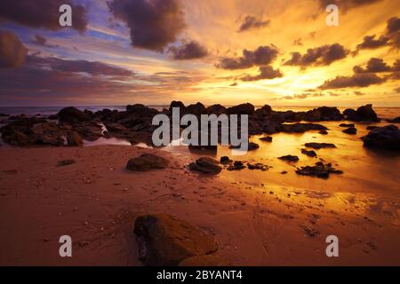Farbenfrohe Sonnenuntergänge im tropischen Meer. Thailand Stockfoto