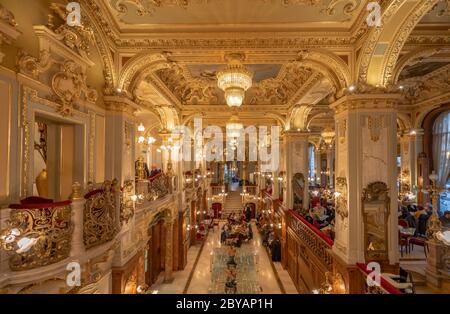 Budapest, Ungarn - Feb 09, 2020: Luxuriöse goldene Halle im Inneren Neu Stockfoto