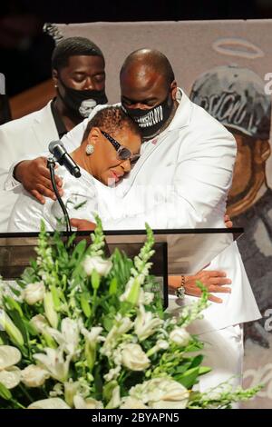 Houston, Texas, USA. Juni 2020. Rodney Floyd umarmt seine Tante, während die Familie während der Beerdigung von Floyds Bruder George Floyd am Dienstag, 9. Juni 2020, in der Fountain of Praise Kirche in Houston spricht. Floyd starb, nachdem er von Minneapolis Polizeibeamten am 25. Mai zurückgehalten wurde. Kredit: Godofredo Vasquez/POOL/ZUMA Wire/ZUMAPRESS.com/Alamy Live News Stockfoto