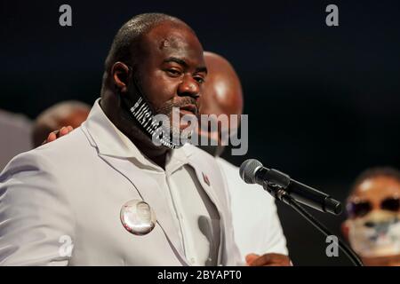 Houston, Texas, USA. Juni 2020. Rodney Floyd spricht während der Beerdigung seines Bruders George Floyd am Dienstag, den 9. Juni 2020, in der Fountain of Praise Kirche in Houston. Floyd starb, nachdem er von Minneapolis Polizeibeamten am 25. Mai zurückgehalten wurde. Kredit: Godofredo Vasquez/POOL/ZUMA Wire/ZUMAPRESS.com/Alamy Live News Stockfoto