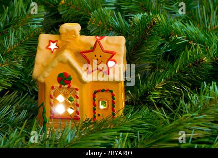 Beleuchtung-Haus und Weihnachtsbaum Stockfoto