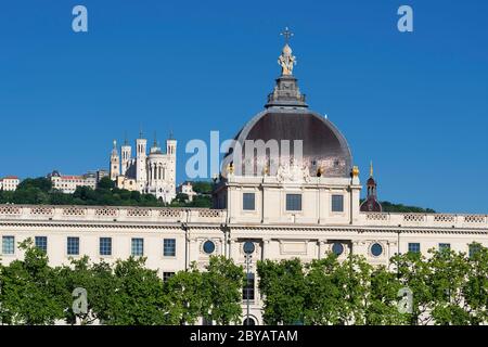 Blick auf die Basilika Notre Dame de Fourviere und das Hotel dieu, Lyon, Frankreich Stockfoto