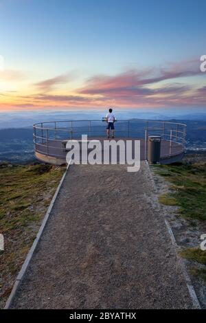 Arouca, Portugal - 28. April 2019: Panorama-Aussichtspunkt von Detrelo da Malhada in Serra da Freita, in der Nähe von Arouca in Portugal. Stockfoto