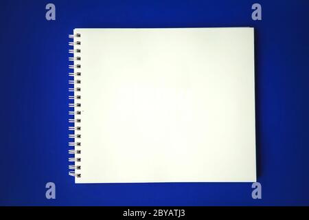 Öffnen Sie das flache Notebook-Foto. Notizblock mit leerer Seitenansicht von oben. Skizzenbuch-Druckbogen Stockfoto