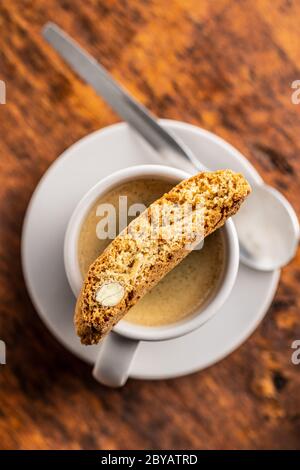 Süße italienische Cantuccini-Kekse. Mandeln Kekse mit Kaffeetasse auf Holztisch. Draufsicht. Stockfoto