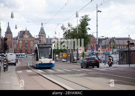 Straßenbahn durch die Stadt Amsterdam Stockfoto