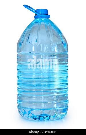 Eine blaue 5-Liter-Flasche mit sauberem, frischem Trinkwasser auf weißem Hintergrund. Stockfoto