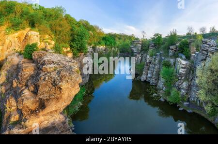 Schlucht im Dorf Buki, auf der Region Hirs'kyi Tikych Fluss Tscherkassy, Ukraine. Stockfoto